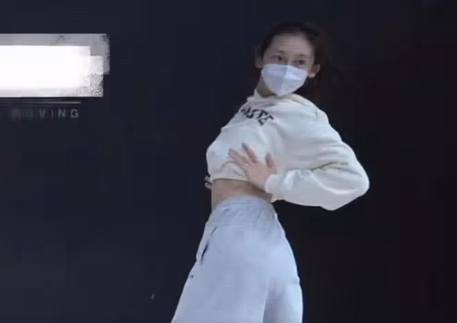 鄭愷老婆罕曬22年前練舞照，一字馬好驚艷，當媽後舞蹈功底依舊