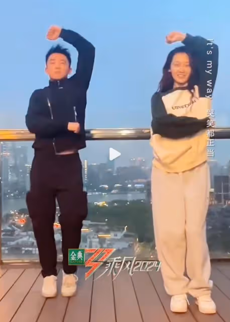 鄭愷老婆罕曬22年前練舞照，一字馬好驚艷，當媽後舞蹈功底依舊
