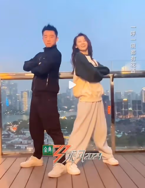 鄭愷老婆罕曬22年前練舞照，一字馬好驚艷，當媽後舞蹈功底依舊