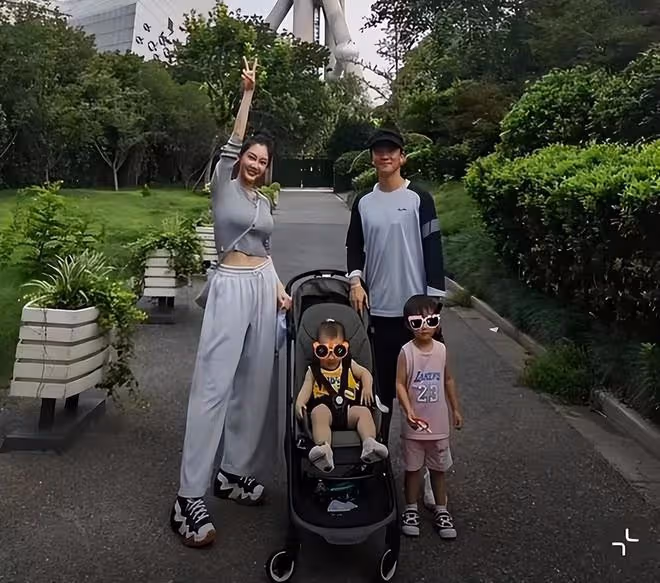 鄭愷老婆罕曬22年前練舞照，一字馬好驚艷，當媽後舞蹈功底依舊