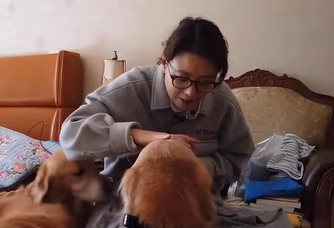 周海媚80歲老母親露面，姐姐和弟弟現身，家人帶六六回到北京別墅