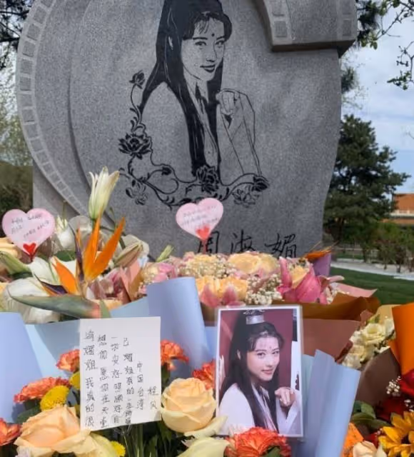 周海媚80歲老母親露面，姐姐和弟弟現身，家人帶六六回到北京別墅