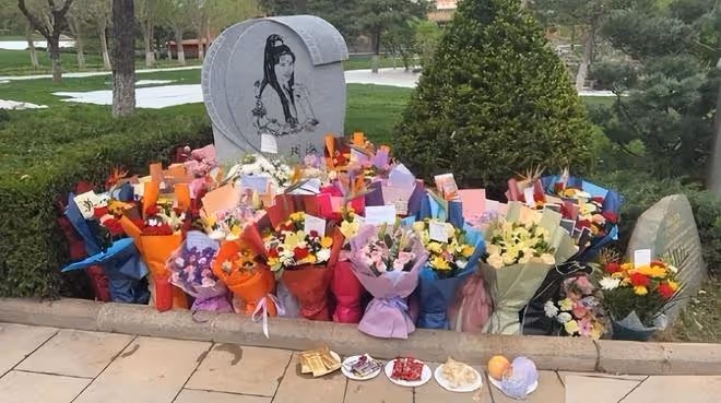 周海媚80歲老母親露面，姐姐和弟弟現身，家人帶六六回到北京別墅