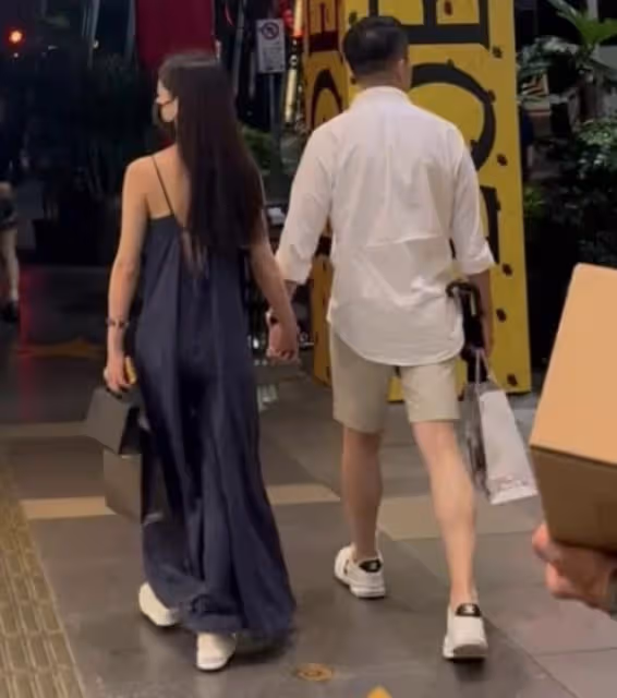 汪小菲帶未婚妻在大S家樓下購物，陪未婚妻買多件名貴禮物