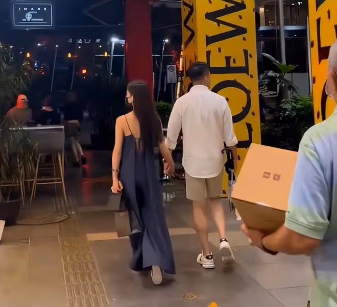 汪小菲帶未婚妻在大S家樓下購物，陪未婚妻買多件名貴禮物