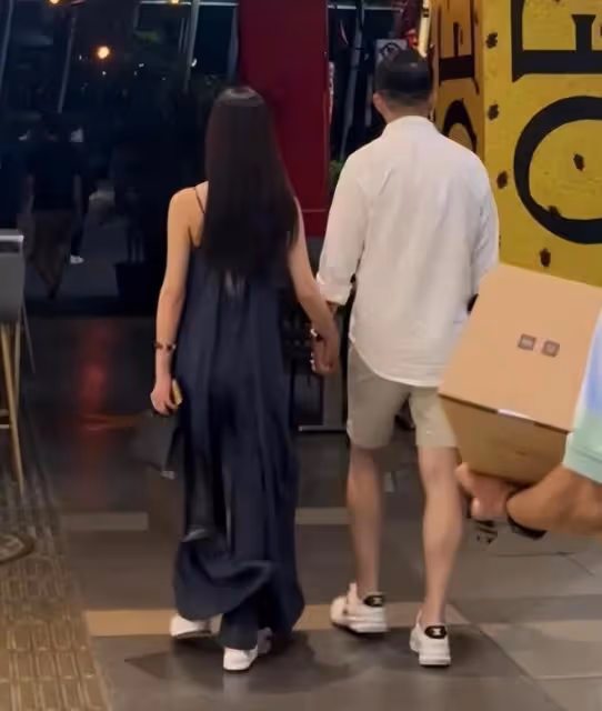 汪小菲帶未婚妻在大S家樓下購物，陪未婚妻買多件名貴禮物