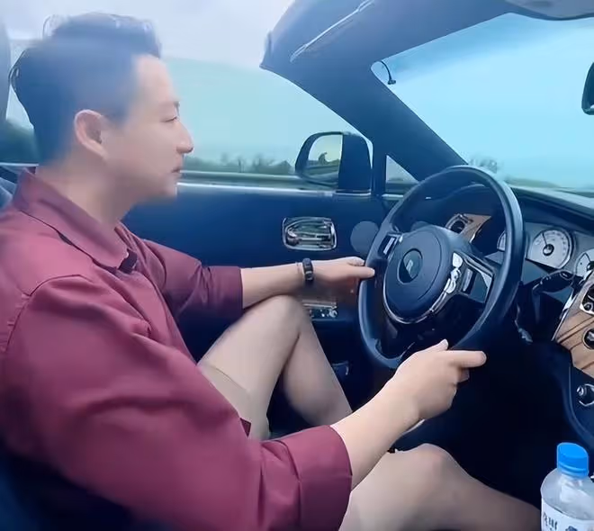 汪小菲帶未婚妻在大S家樓下購物，陪未婚妻買多件名貴禮物