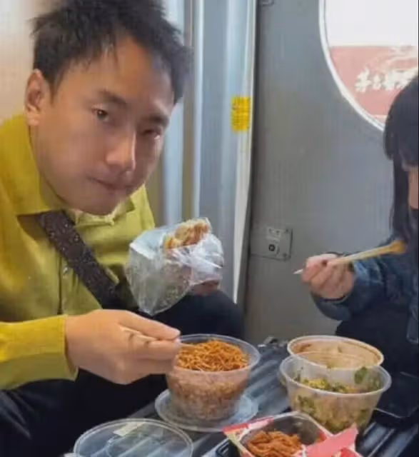 海來阿木引發熱議!跟女助理蹲在火車角落裡,一點不像一線明星!