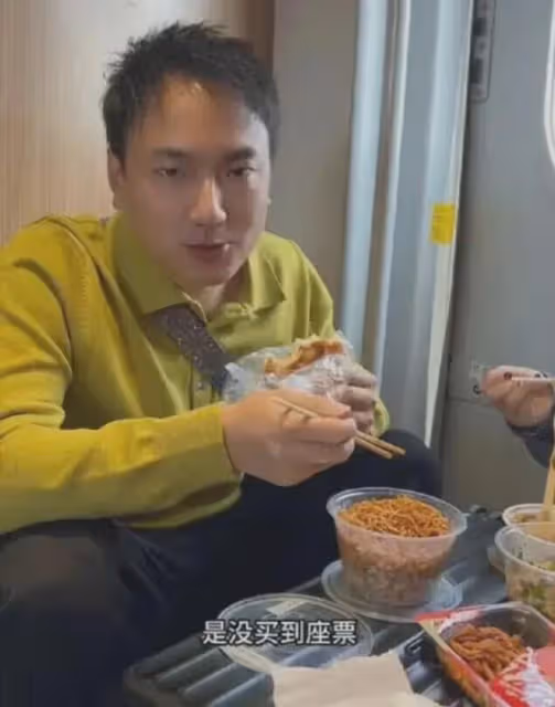 海來阿木引發熱議!跟女助理蹲在火車角落裡,一點不像一線明星!
