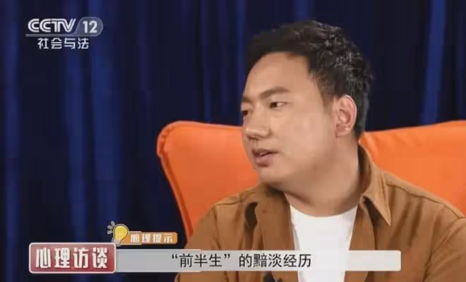 海來阿木引發熱議!跟女助理蹲在火車角落裡,一點不像一線明星!