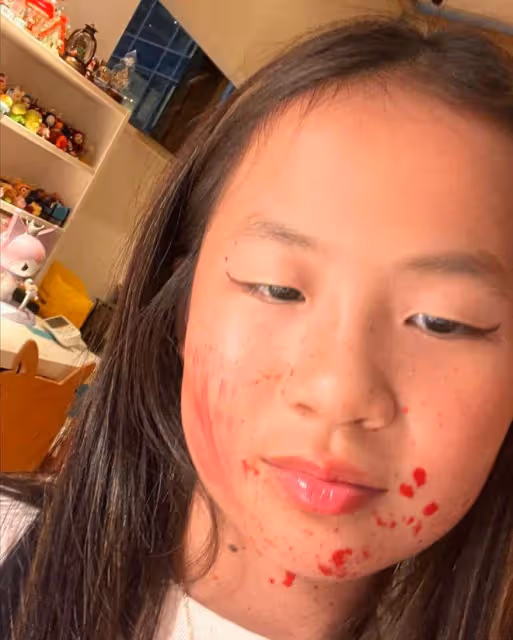 洗米嫂8歲小女兒畫眼線塗口紅,早熟個性鮮明,很是喜歡網上衝浪