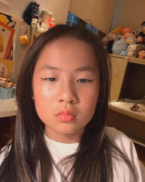 洗米嫂8歲小女兒畫眼線塗口紅,早熟個性鮮明,很是喜歡網上衝浪