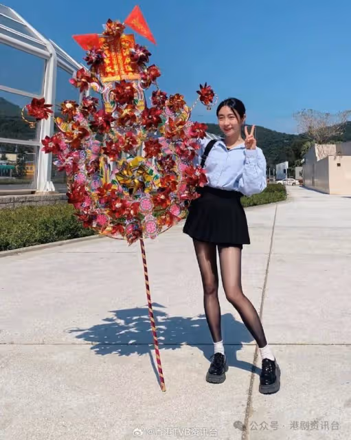 富二代仁濟晚宴有新女埋身?TVB新晉女神赴會伴身旁