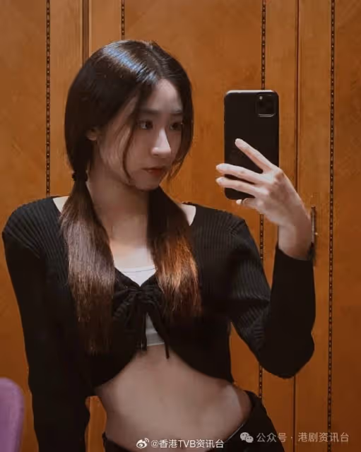 富二代仁濟晚宴有新女埋身?TVB新晉女神赴會伴身旁