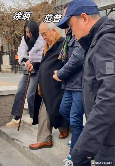 書畫大師範曾新婚後外出,嬌妻徐萌一身行頭超10萬,小心攙扶老公