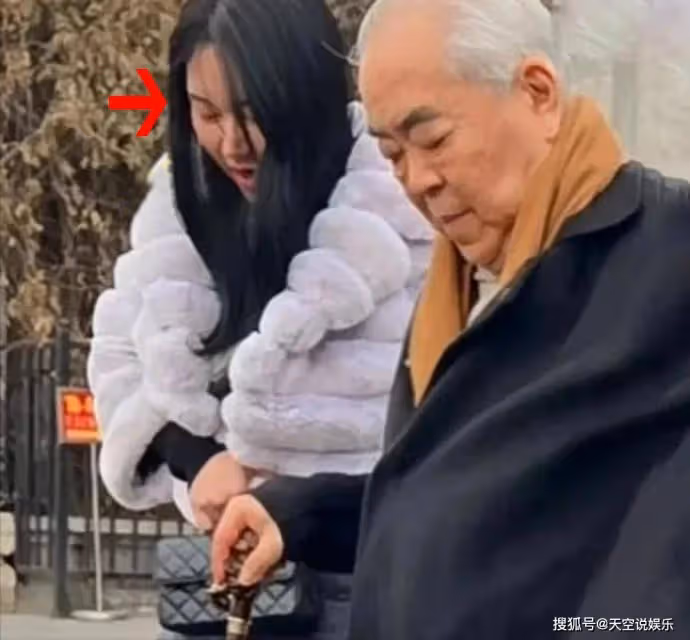 書畫大師範曾新婚後外出,嬌妻徐萌一身行頭超10萬,小心攙扶老公