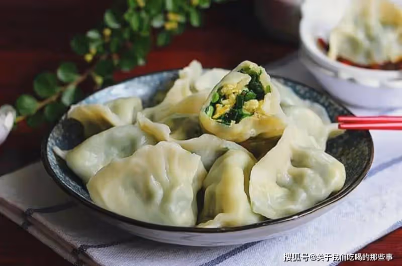 調韭菜雞蛋餡，只放2樣調料，韭菜翠綠又鮮美，不出水不燒心