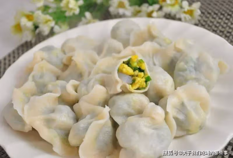 調韭菜雞蛋餡，只放2樣調料，韭菜翠綠又鮮美，不出水不燒心