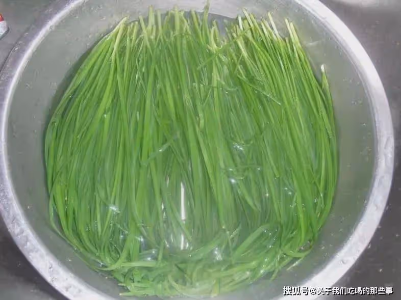 調韭菜雞蛋餡，只放2樣調料，韭菜翠綠又鮮美，不出水不燒心