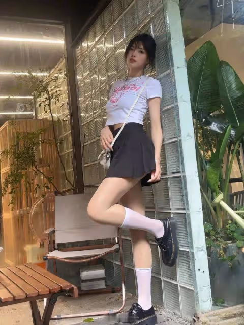 穿條紋花邊藍色連衣裙的搭配技巧,既能減齡又顯可愛
