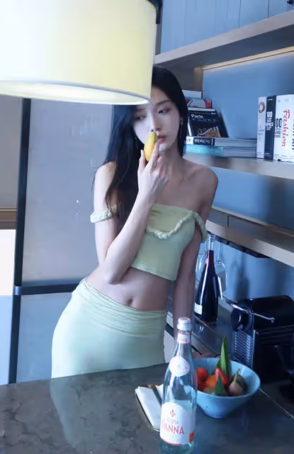 綠色抹胸弔帶+綠色褶皺感顯瘦半身裙,即可愛又性感的穿搭