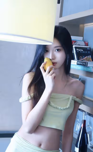 綠色抹胸弔帶+綠色褶皺感顯瘦半身裙,即可愛又性感的穿搭