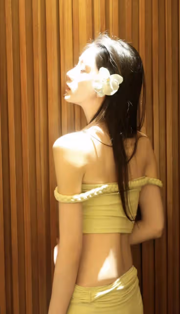 綠色抹胸弔帶+綠色褶皺感顯瘦半身裙，即可愛又性感的穿搭