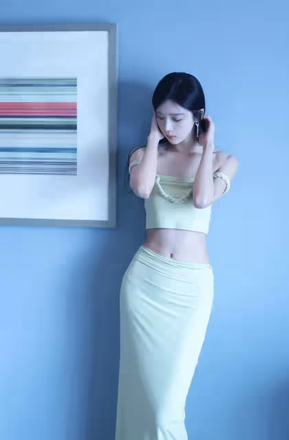 綠色抹胸弔帶+綠色褶皺感顯瘦半身裙，即可愛又性感的穿搭