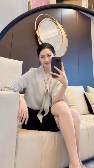 香檳色高領長袖飄帶襯衫,搭配黑色半身裙和高跟鞋配一個絲襪,時尚有高級!