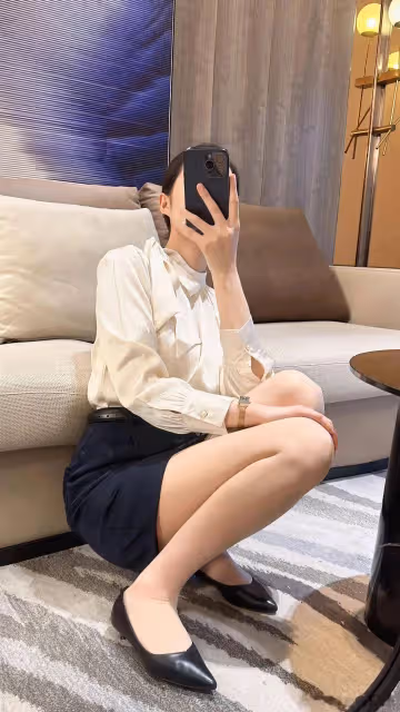 香檳色高領長袖飄帶襯衫，搭配黑色半身裙和高跟鞋配一個絲襪，時尚有高級！