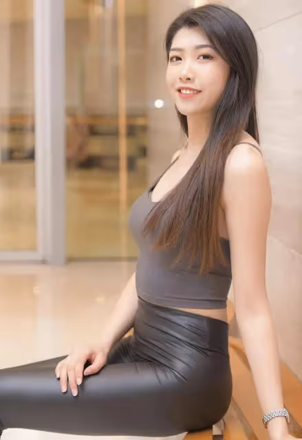 弔帶背心搭配皮褲,既顯高又顯身材