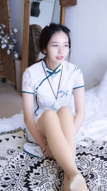 白色旗袍搭配白色絲襪,加一副眼鏡,既時尚又好看