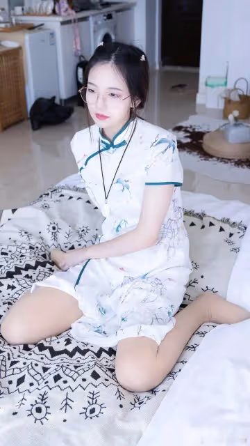 白色旗袍搭配白色絲襪,加一副眼鏡,既時尚又好看