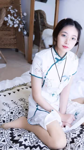 白色旗袍搭配白色絲襪,加一副眼鏡,既時尚又好看