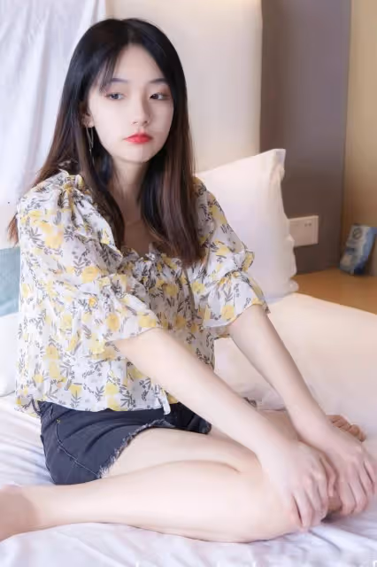 白色旗袍搭配白色絲襪,加一副眼鏡,既時尚又好看