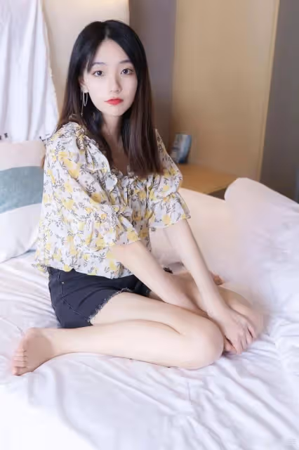 白色旗袍搭配白色絲襪,加一副眼鏡,既時尚又好看
