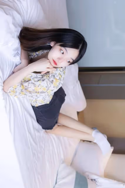 白色旗袍搭配白色絲襪,加一副眼鏡,既時尚又好看