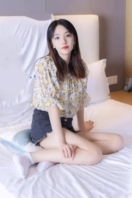 白色旗袍搭配白色絲襪,加一副眼鏡,既時尚又好看