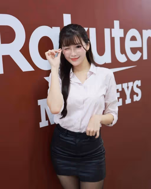 黑絲短裙亮相!好身材竟能如此吸睛!你也想擁有嗎?
