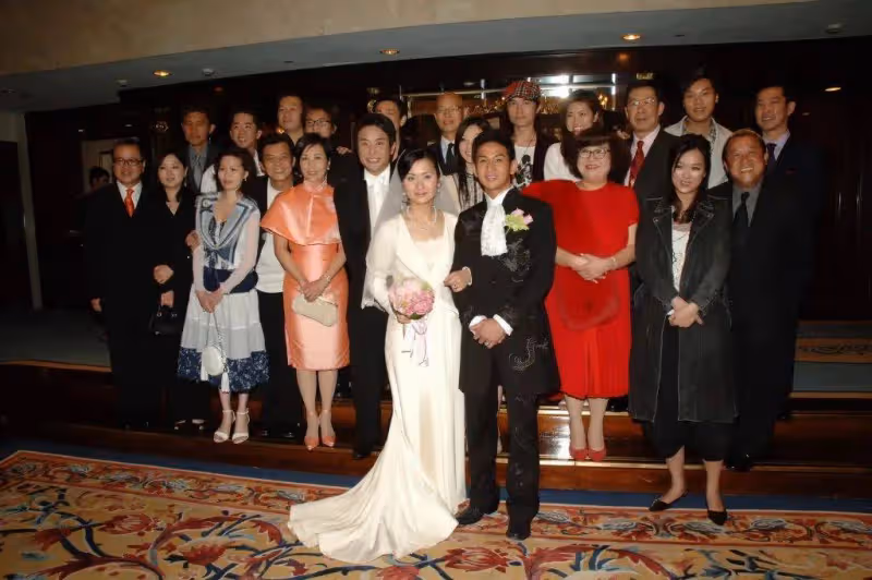 岳父留下五十億遺產!TVB知名男星富貴妻子罕見露面,兩人結婚劉德華送大禮
