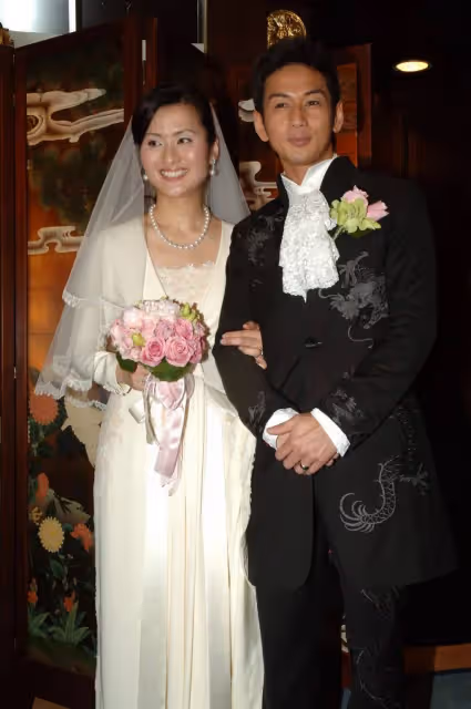岳父留下五十億遺產!TVB知名男星富貴妻子罕見露面,兩人結婚劉德華送大禮