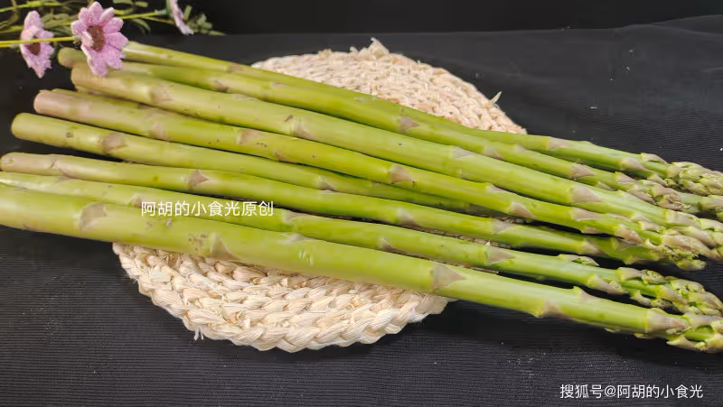 春天最不能忘記吃的菜,難怪是「蔬菜之王」!和牛肉一炒,營養大好處、特鮮嫩
