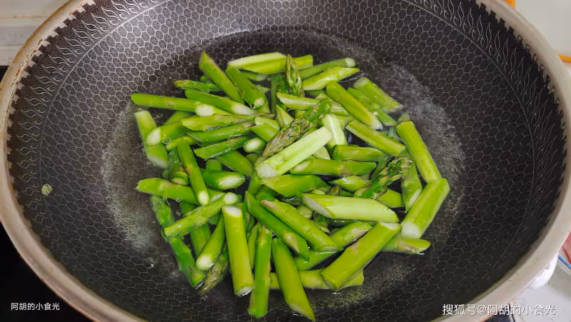 春天最不能忘記吃的菜,難怪是「蔬菜之王」!和牛肉一炒,營養大好處、特鮮嫩