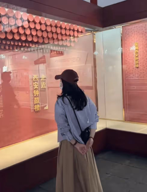 郭晶晶時隔一年再到西安,打卡鼓樓、芙蓉園,戴200元帽子很親民