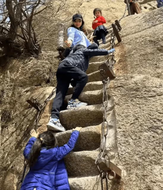 郭晶晶時隔一年再到西安,打卡鼓樓、芙蓉園,戴200元帽子很親民
