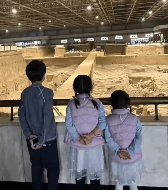 郭晶晶時隔一年再到西安,打卡鼓樓、芙蓉園,戴200元帽子很親民
