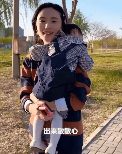 李亞鵬老婆曬高奢鞋,海哈金喜穿萬元香奈兒靴子溜娃,生活太瀟灑