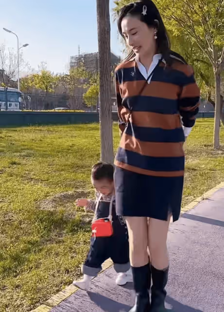 李亞鵬老婆曬高奢鞋,海哈金喜穿萬元香奈兒靴子溜娃,生活太瀟灑