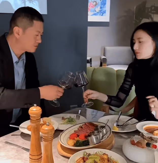 李亞鵬老婆曬高奢鞋,海哈金喜穿萬元香奈兒靴子溜娃,生活太瀟灑