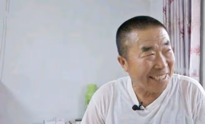 61歲大媽相親,要求對方幫她還5萬外債,大爺:你長得不美想得美